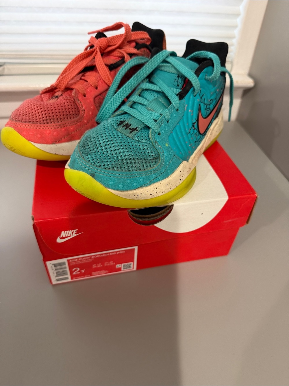 Limited edition Nike kids court borough mid sz 2y